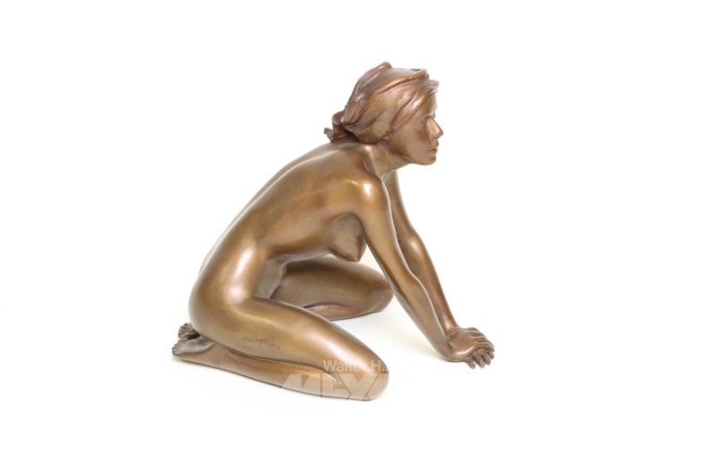 Skulptur, Bronze, ''Mädchen mit Tuch''