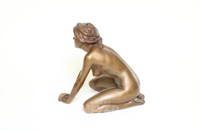 Skulptur, Bronze, ''Mädchen mit Tuch''