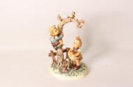 Hummel-Figur ''Kinder am Apfelbaum''