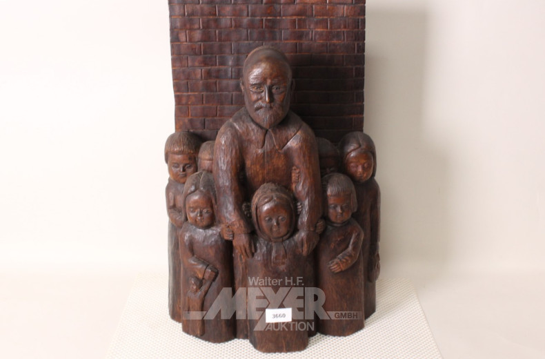 Holzschnitzfigur ''Priester mit Kindern''