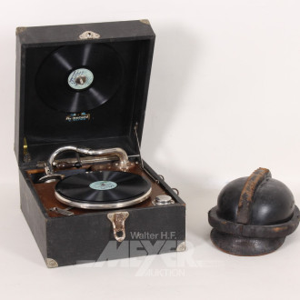 Koffergrammophon u. 1 antiker Lederhelm