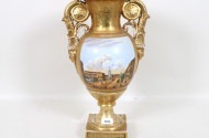 antike Vase, goldfarben mit Stadtmotiv,