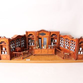 Miniatur-Spielhaus ''Apotheke'',