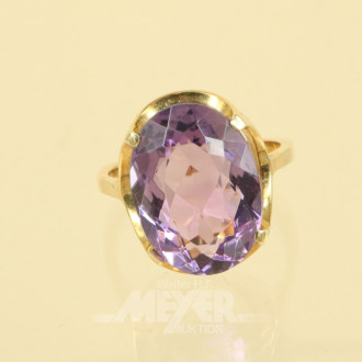 Ring, 585er GG, mit 1 ovalem Amethyst,