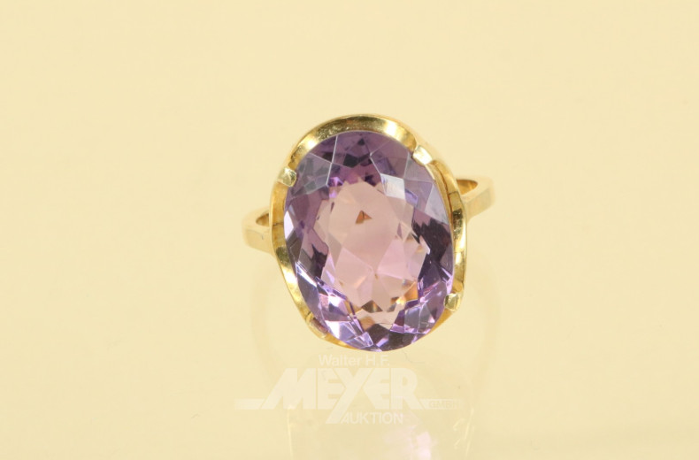 Ring, 585er GG, mit 1 ovalem Amethyst,