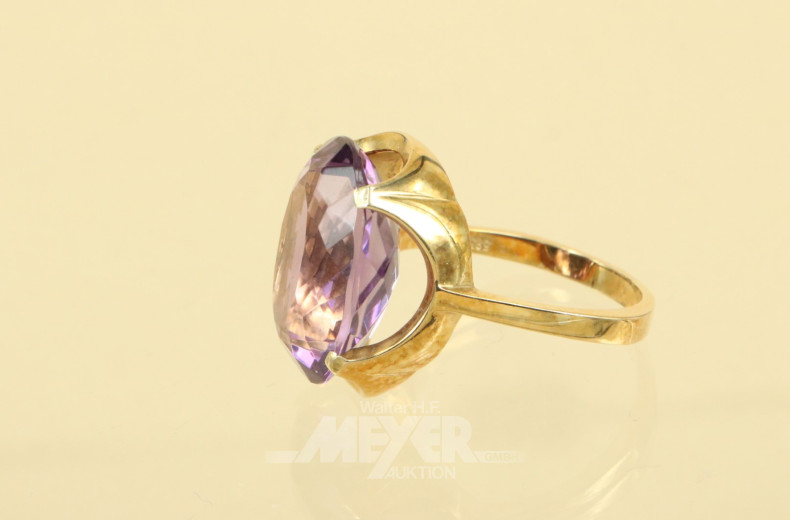 Ring, 585er GG, mit 1 ovalem Amethyst,